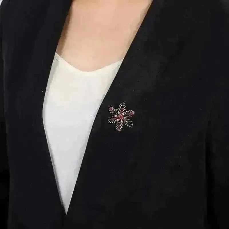 🌟 Fashionable Retro Metal Christmas Snowflake Brooch - Winter Elegance 🌟