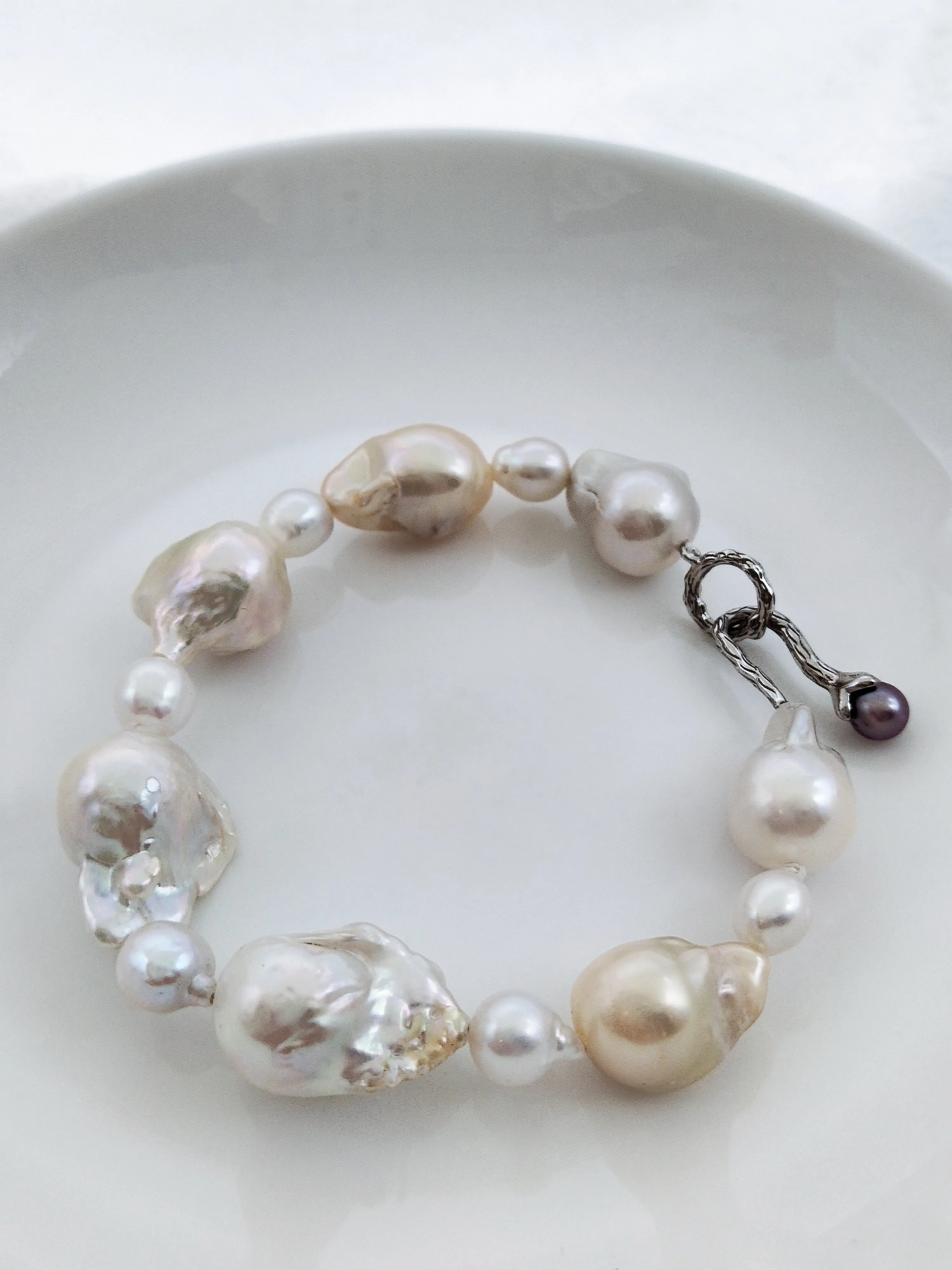 CREAM COLOUR FRESHWATER BAROQUE PEARL BRACELET