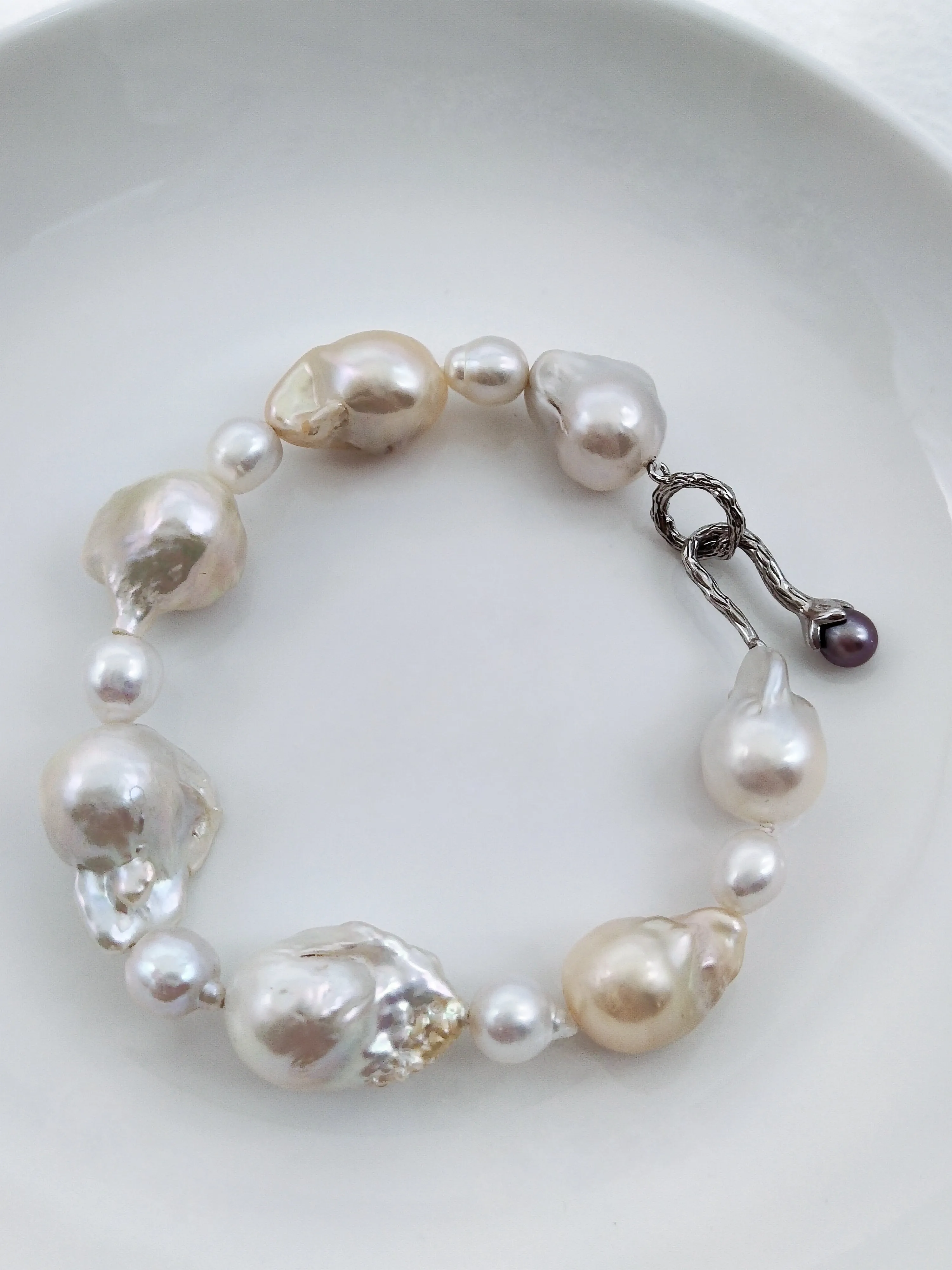 CREAM COLOUR FRESHWATER BAROQUE PEARL BRACELET