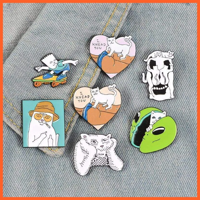 Funny Sphynx Brooch Skateboarding Cat Heart-Shaped Animated Badge Pin For Women