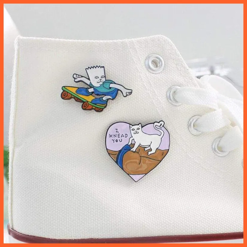 Funny Sphynx Brooch Skateboarding Cat Heart-Shaped Animated Badge Pin For Women