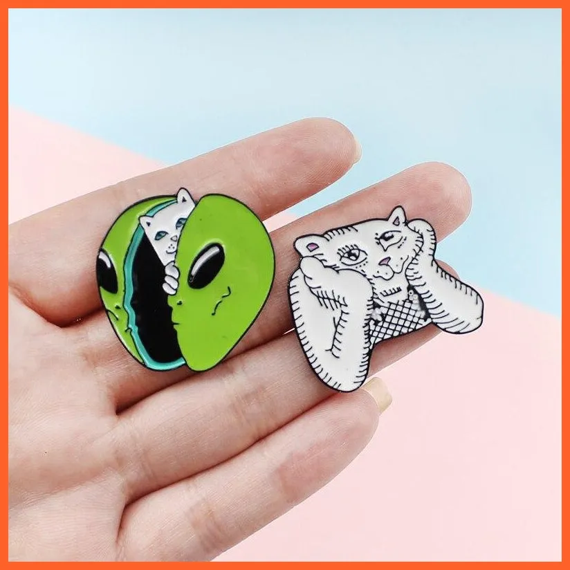 Funny Sphynx Brooch Skateboarding Cat Heart-Shaped Animated Badge Pin For Women