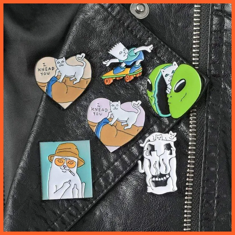 Funny Sphynx Brooch Skateboarding Cat Heart-Shaped Animated Badge Pin For Women
