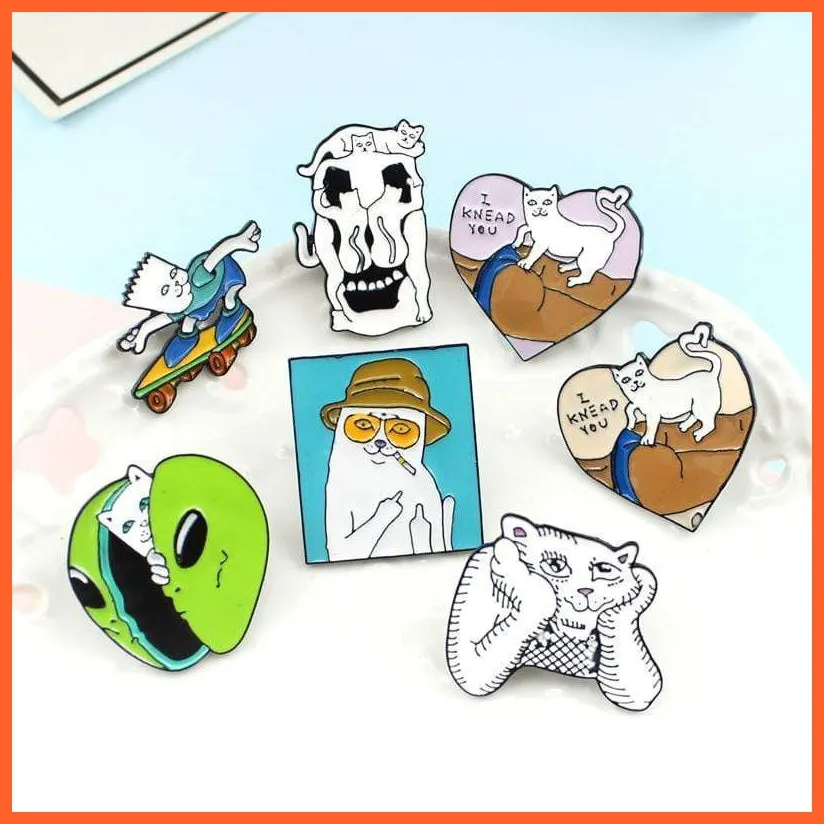 Funny Sphynx Brooch Skateboarding Cat Heart-Shaped Animated Badge Pin For Women